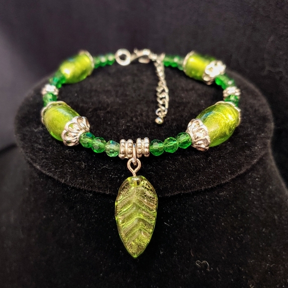 Gold and Green Leaf Accent Beaded Bracelet - Picture 1 of 6
